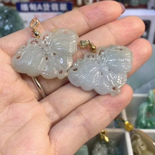 翡翠未镶嵌颈饰一对蝴蝶