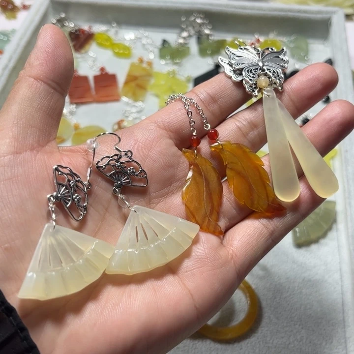 蛇纹石玉合金吊坠