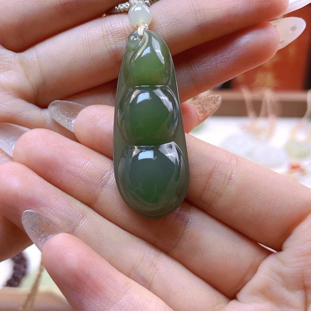 蔚***姐和田玉未镶嵌吊坠(赠链)