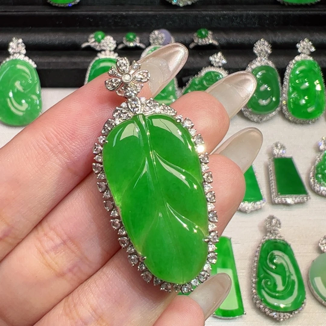 颈饰18K金镶嵌翡翠