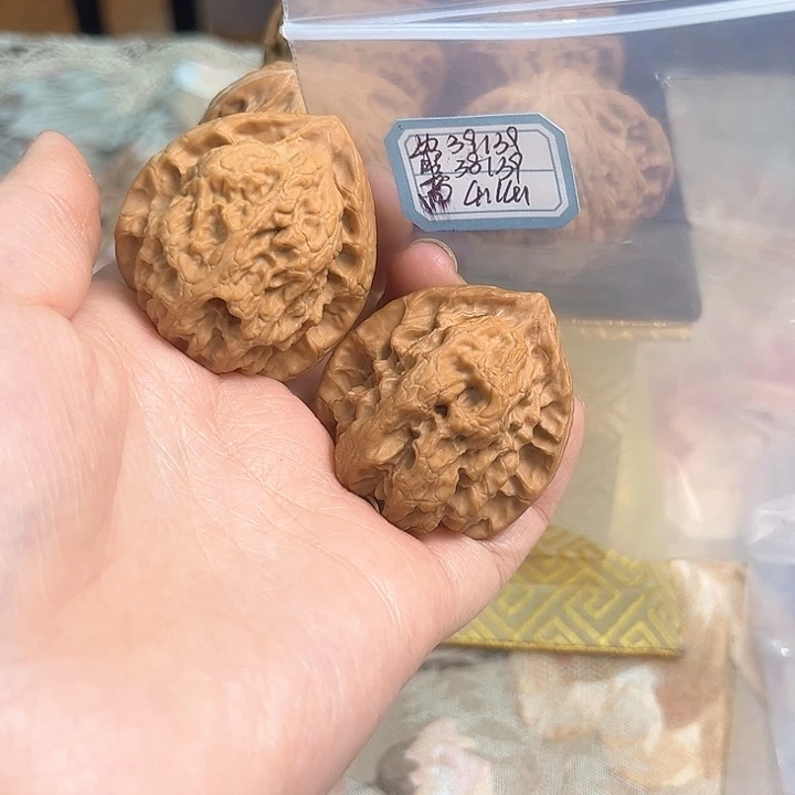 文玩核桃把件梨木台