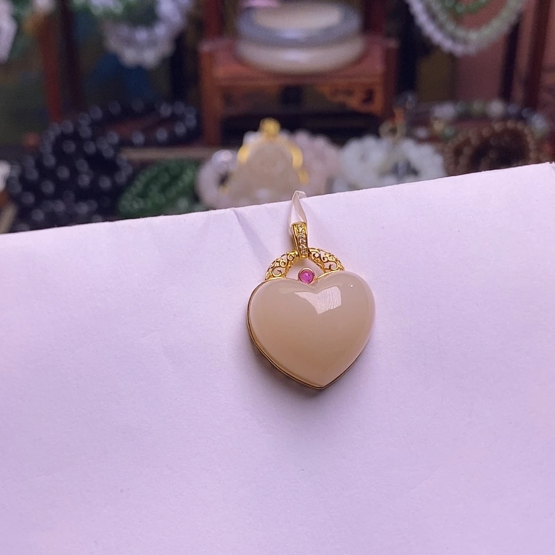 和田玉未镶嵌颈饰藕粉金镶红粉桃心