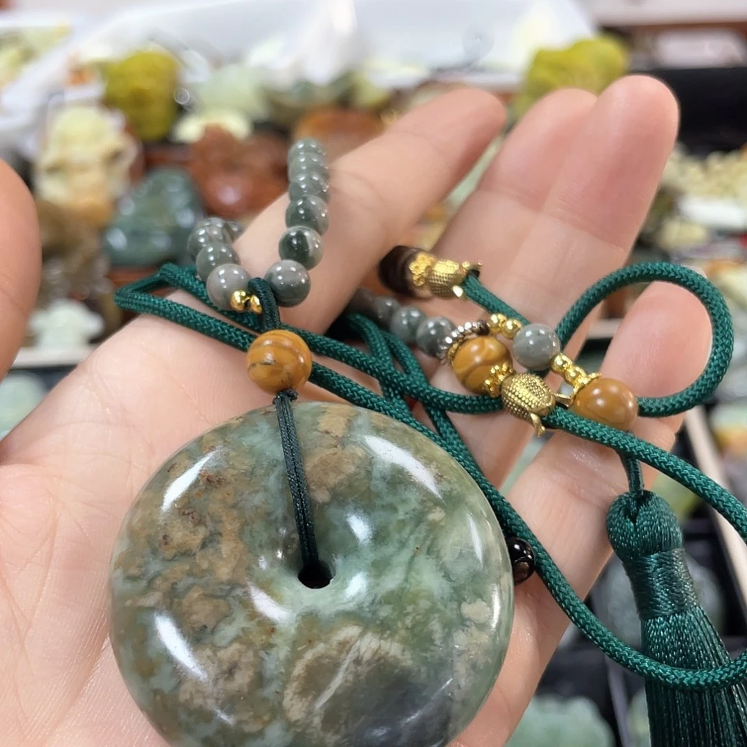 蛇纹石玉颈饰未镶嵌