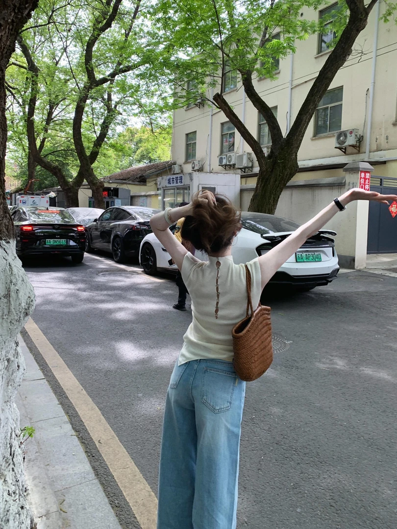 2025春夏韩系温柔风不规则镂空气质无袖针织上衣搭配牛仔裤两件套