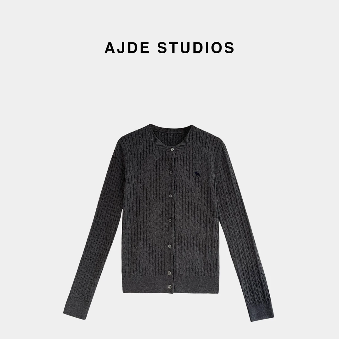 AJDE｜小鹿刺绣麻花开衫秋冬穿搭04