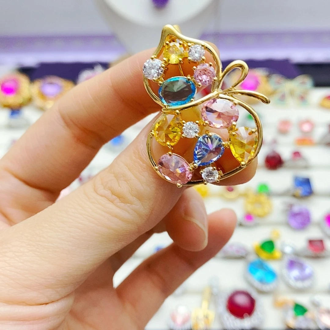 胸饰彩色蓝宝石未镶嵌