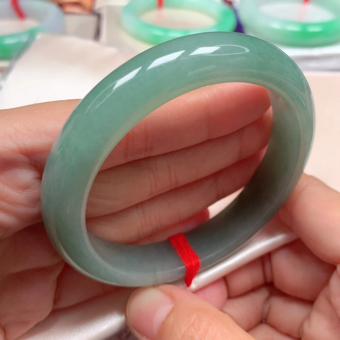 翡翠手镯未镶嵌油青色