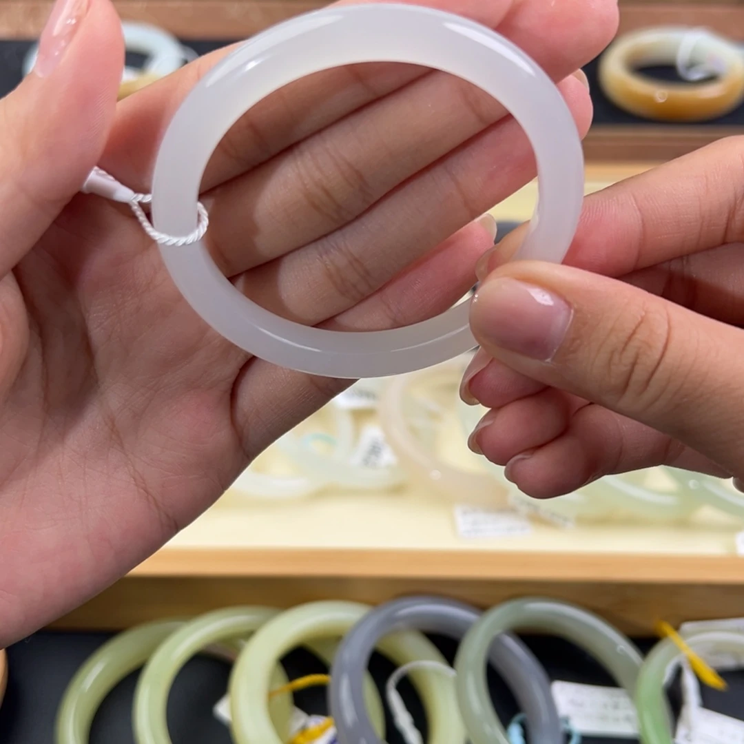 和田玉未镶嵌手镯有细纹