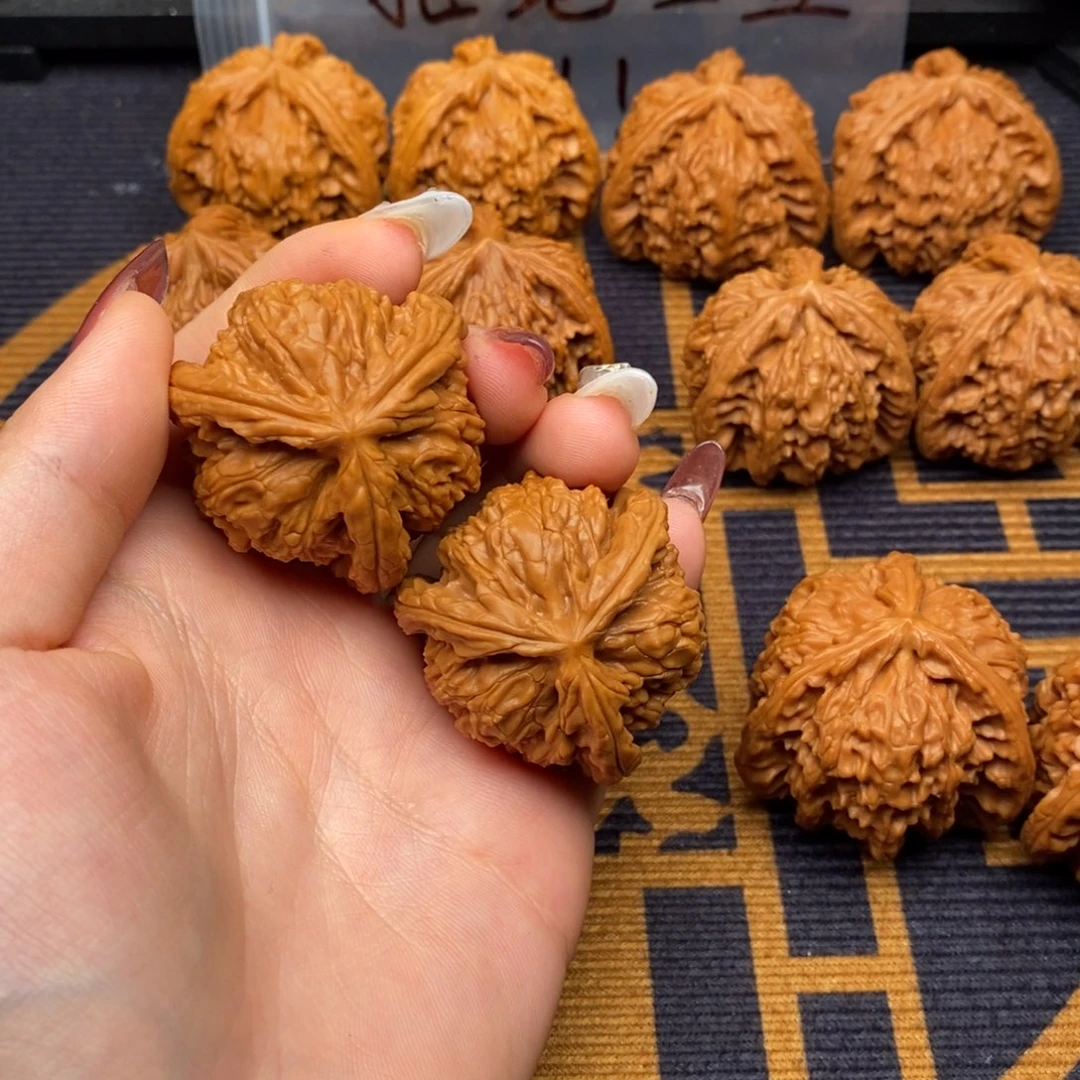 文玩核桃吊坠一****鱼白狮子