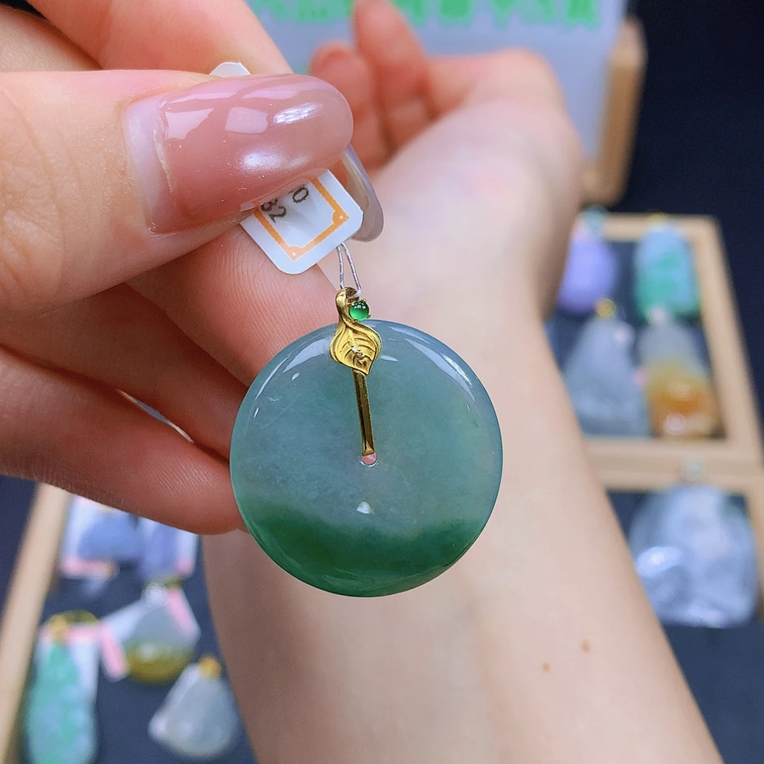 翡翠18K金镶嵌颈饰翡翠