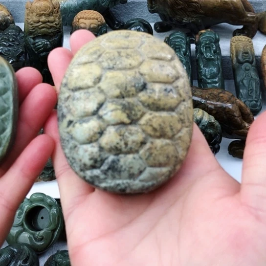 未镶嵌岫岩河磨玉（透闪石质玉）把件