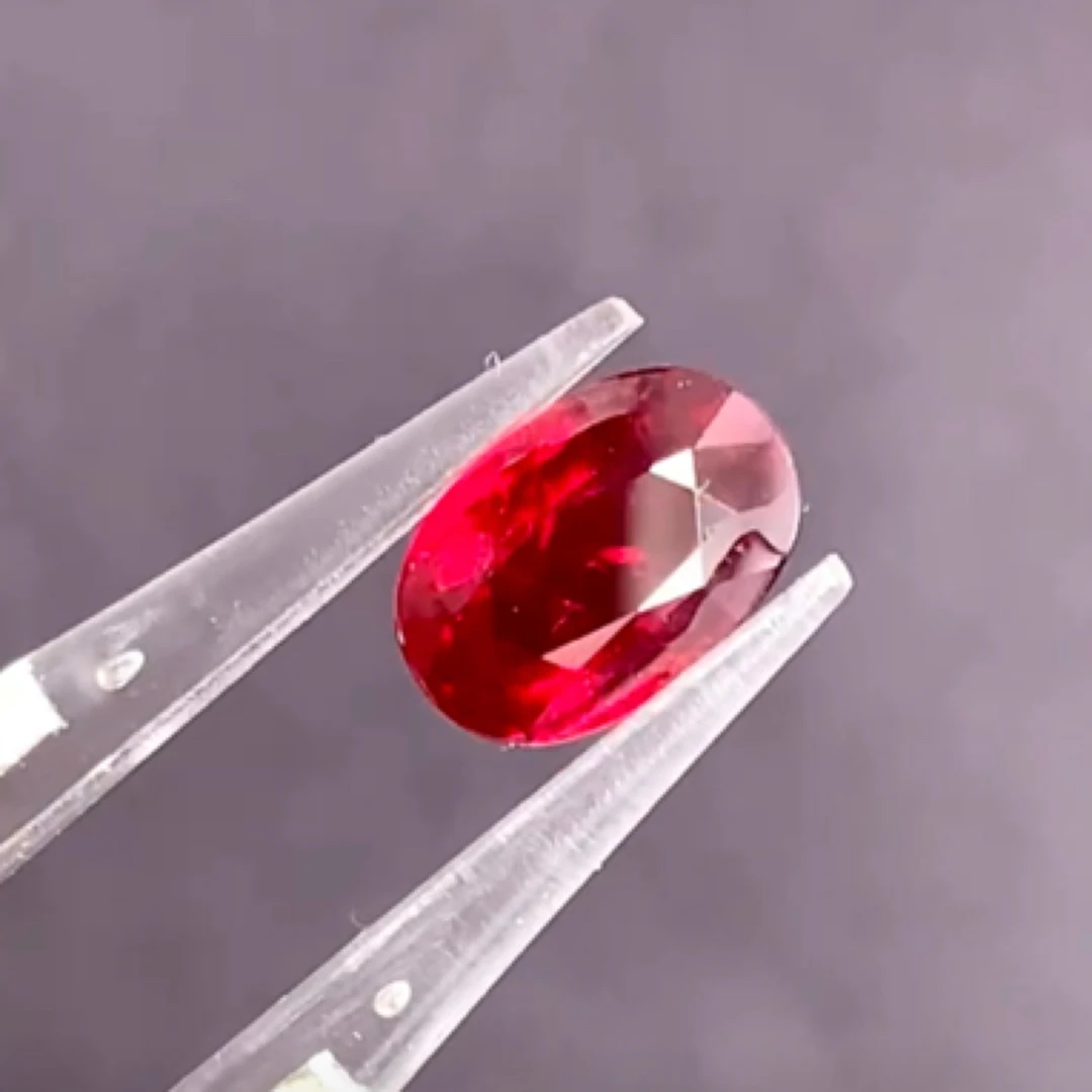 无烧鸽血红宝石，1.14克拉 红宝石干净颜色浓郁明亮饱和度高GUILD