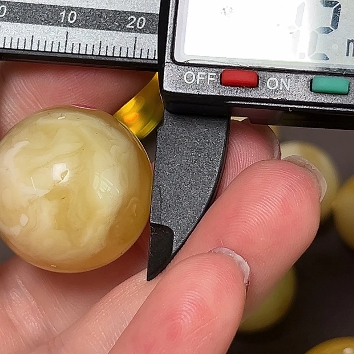 蜜蜡未镶嵌裸石微瑕195