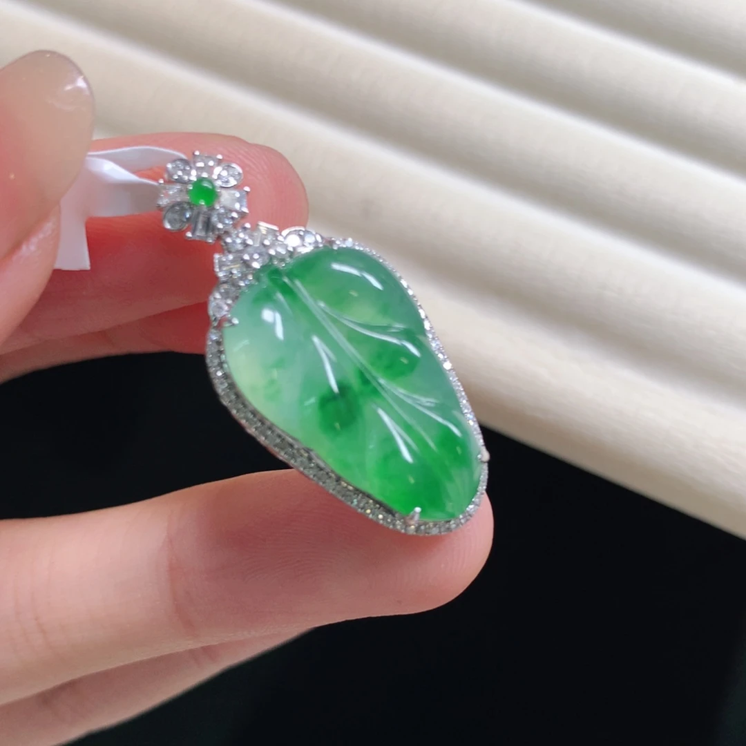 翡翠颈饰18K金镶嵌叶子