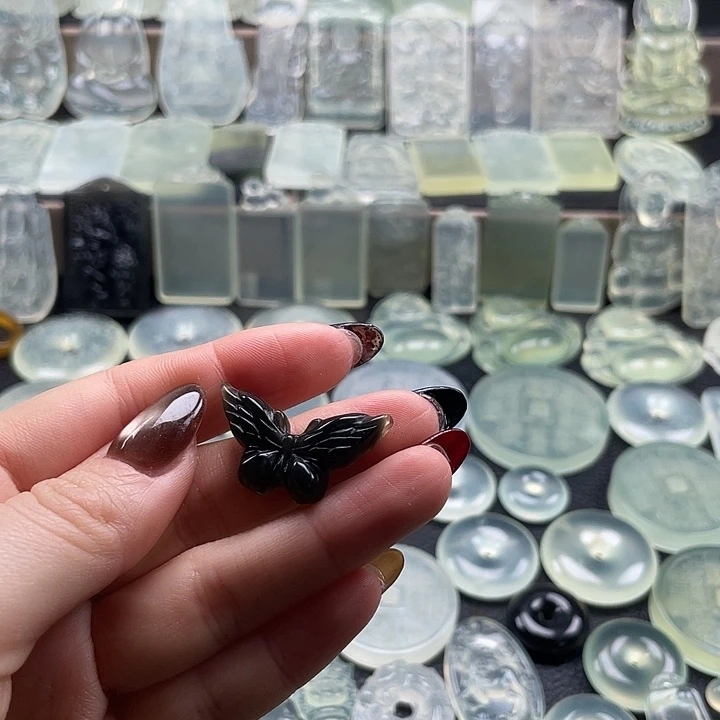 岫玉未镶嵌颈饰蝴蝶