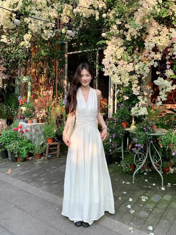 8623法式气质温柔V领挂脖连衣裙夏季白色吊带长裙女