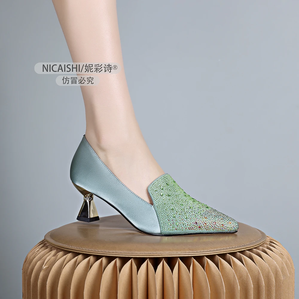 2025新款法式高级时尚气质水钻女鞋粗跟尖头舒适软皮软底单鞋0239