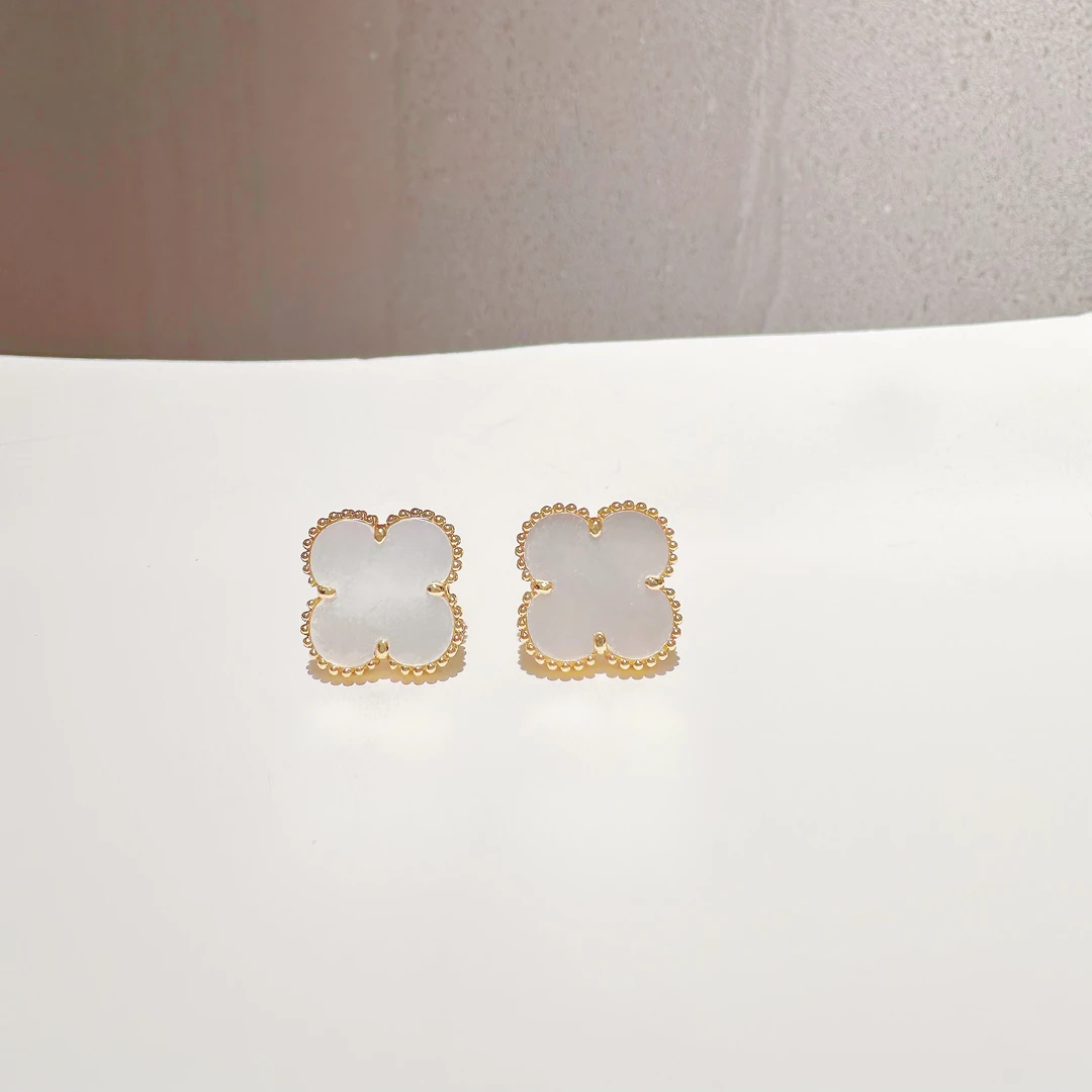 18k金 白贝母单花耳钉 时尚经典大气四叶草耳钉