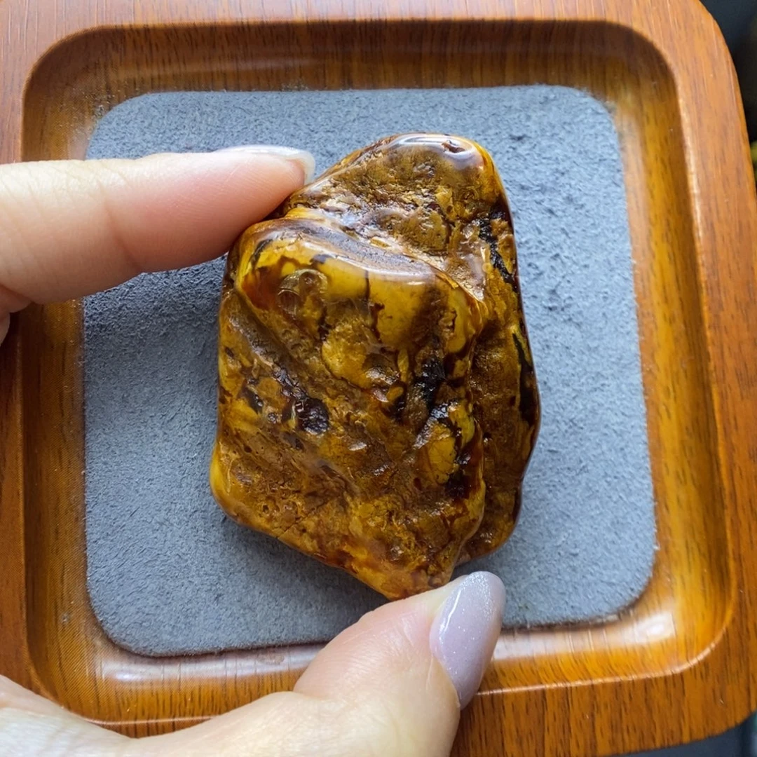 哥***”蜜蜡未镶嵌颈饰郎