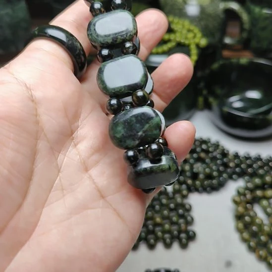 蛇纹石玉未镶嵌手牌
