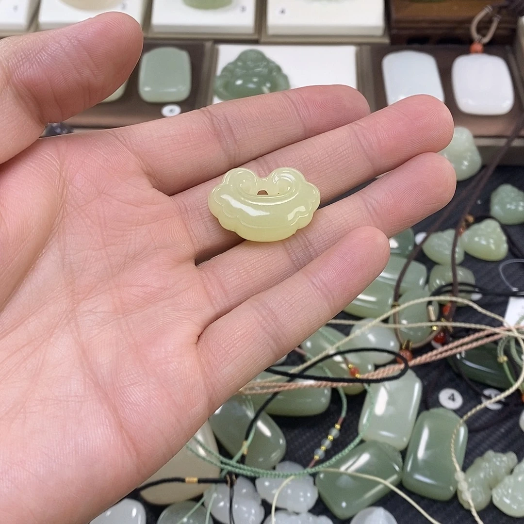 大***痴和田玉未镶嵌颈饰