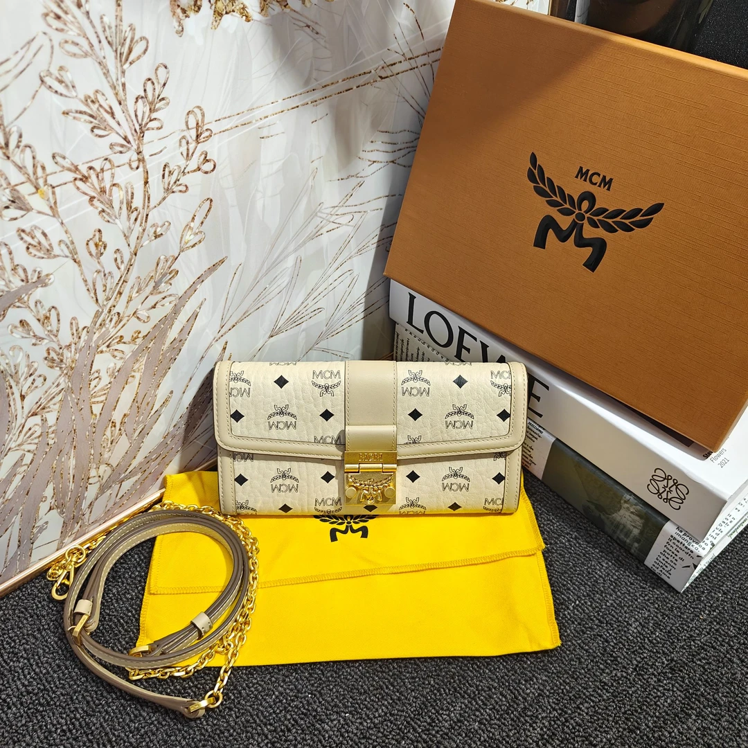 99新 MCM 米白色斜挎包G25101216尺寸19x10