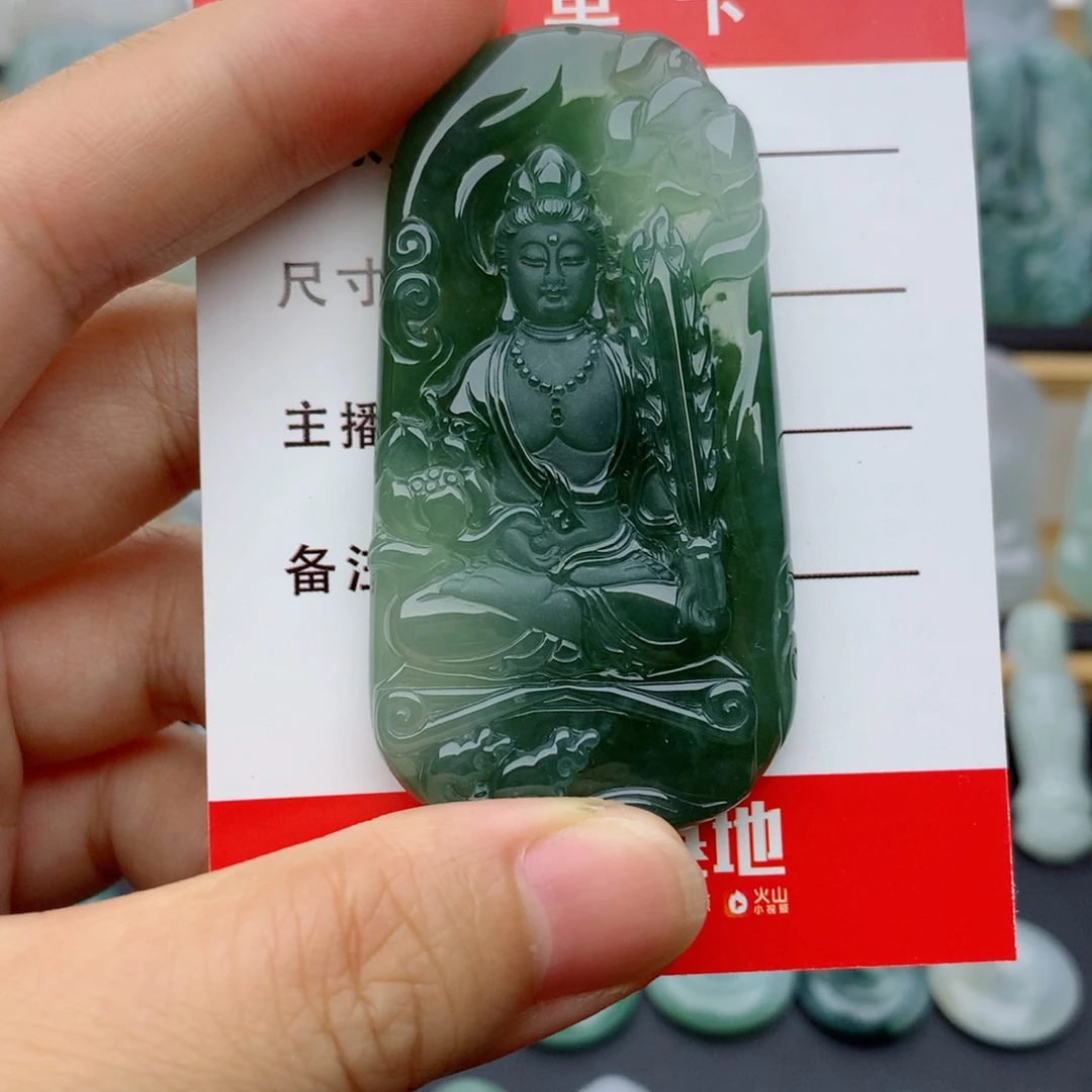 翡翠未镶嵌颈饰虚空藏