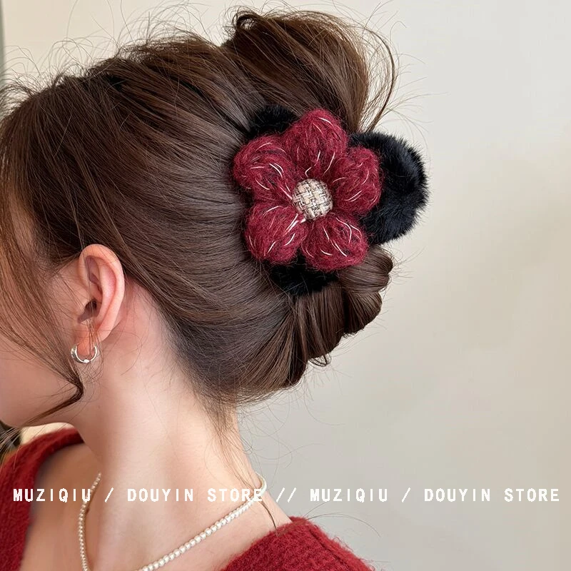 木子秋高级感冬日毛绒花朵抓夹精致优雅气质时尚温柔简搭发夹头饰