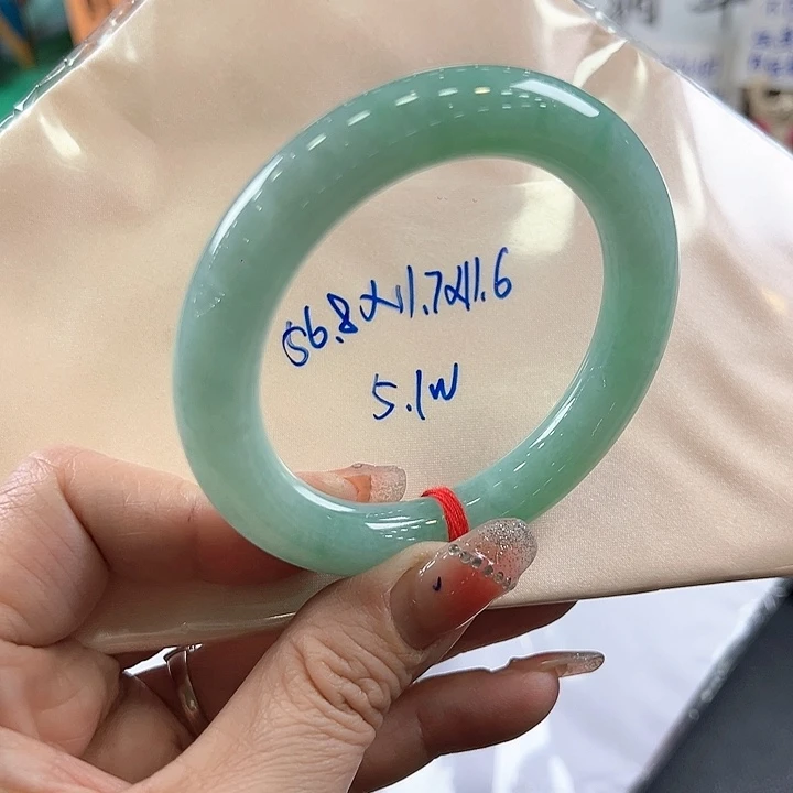 翡翠手镯未镶嵌葡萄肉