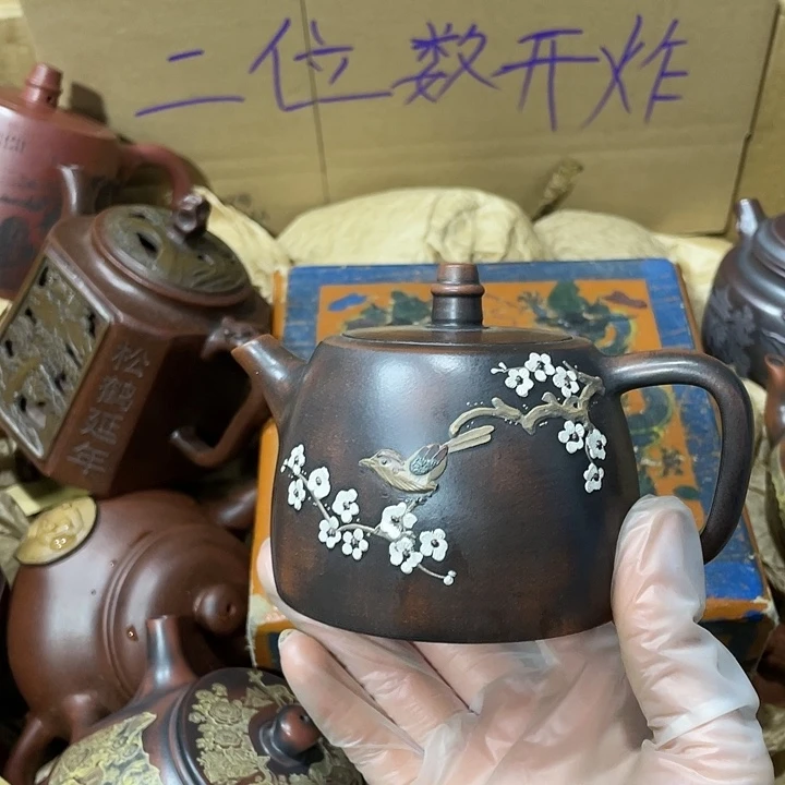 紫砂茶壶矿泥料手工制作的一把紫砂壶。