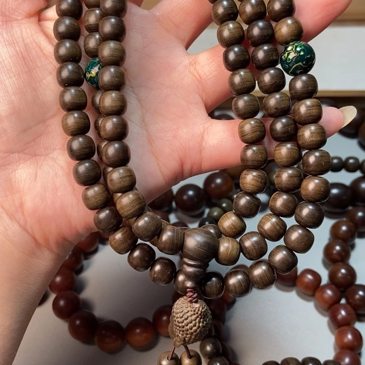 W***T檀香木老山檀香水阴沉0.8*0.9*108，奶香