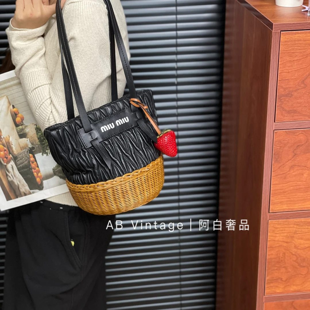 95新 MIU MIU/缪缪 阿白奢品/缪缪 拼接水桶包