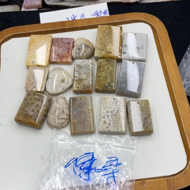 a***真颈饰合金硅化珊瑚（珊瑚玉）