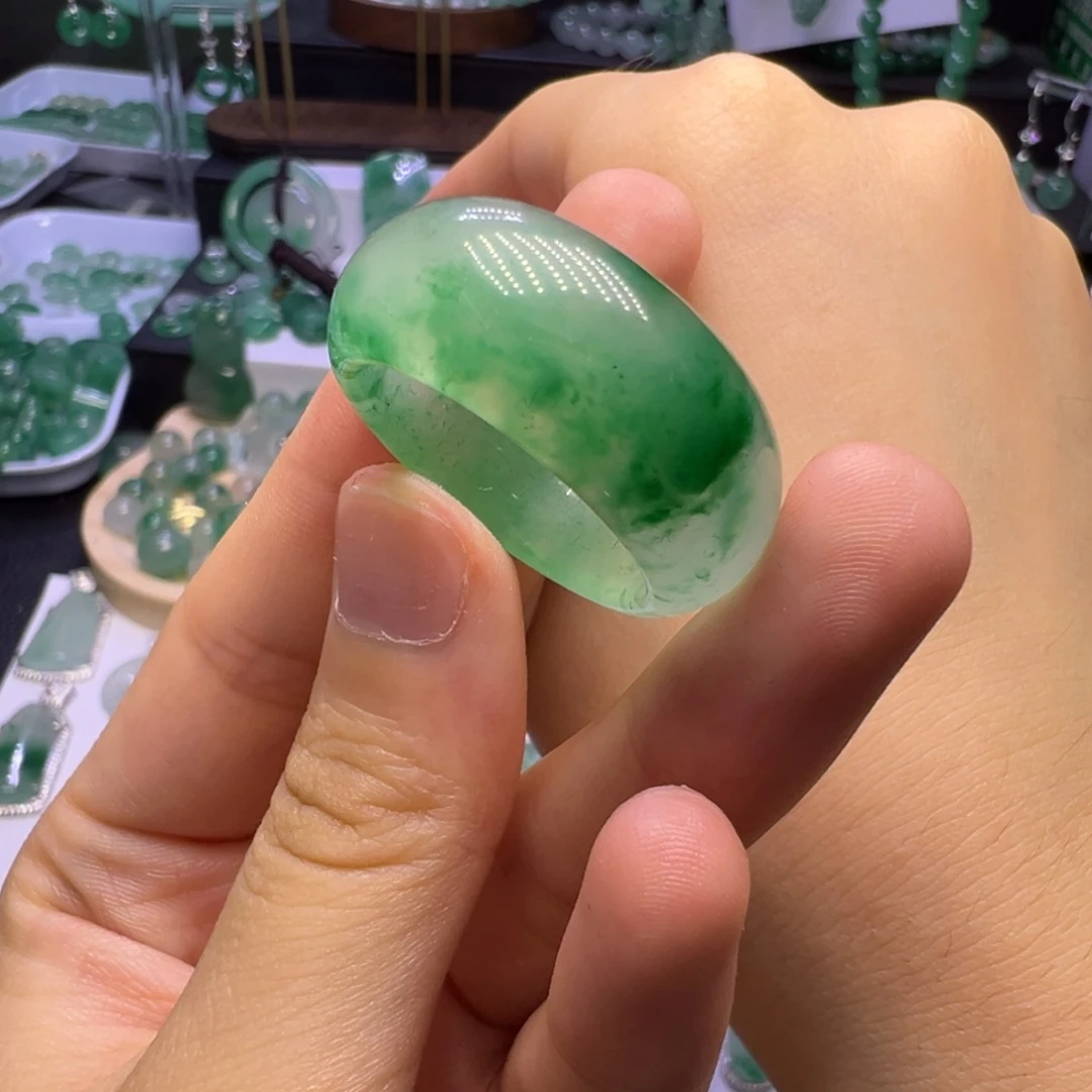 石英质玉（非洲翠）未镶嵌颈饰