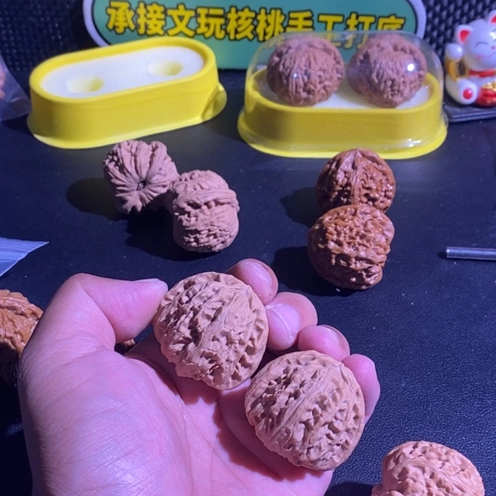 文玩核桃吊坠白狮子