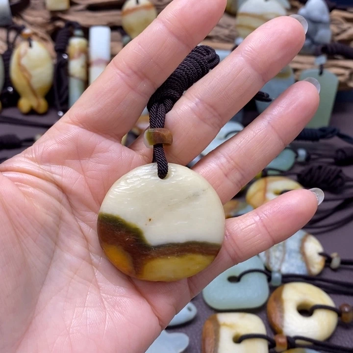 蛇纹石玉未镶嵌颈饰