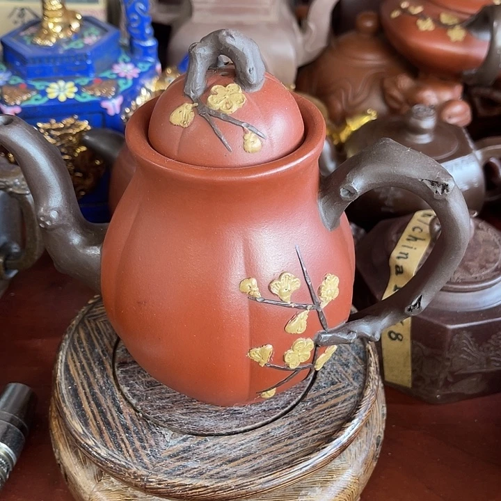 茶壶紫泥原矿泥料手工制作的一把紫砂壶。