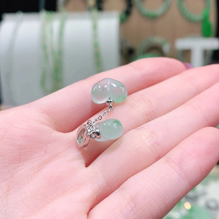 石英质玉（非洲翠）未镶嵌颈饰