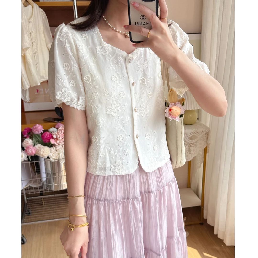 2025夏季新款蕾丝刺绣方领泡泡袖衬衫女洋气减龄小衫上衣 5048#