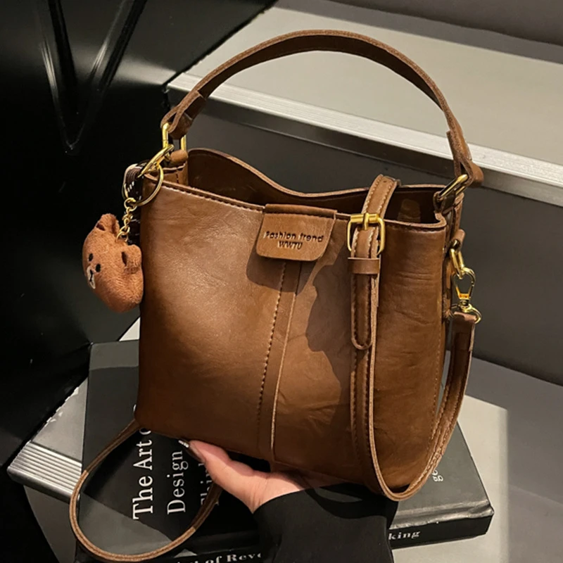 包包韩系高级感百搭水桶包秋冬复古小众设计2025新款宽带斜挎包女