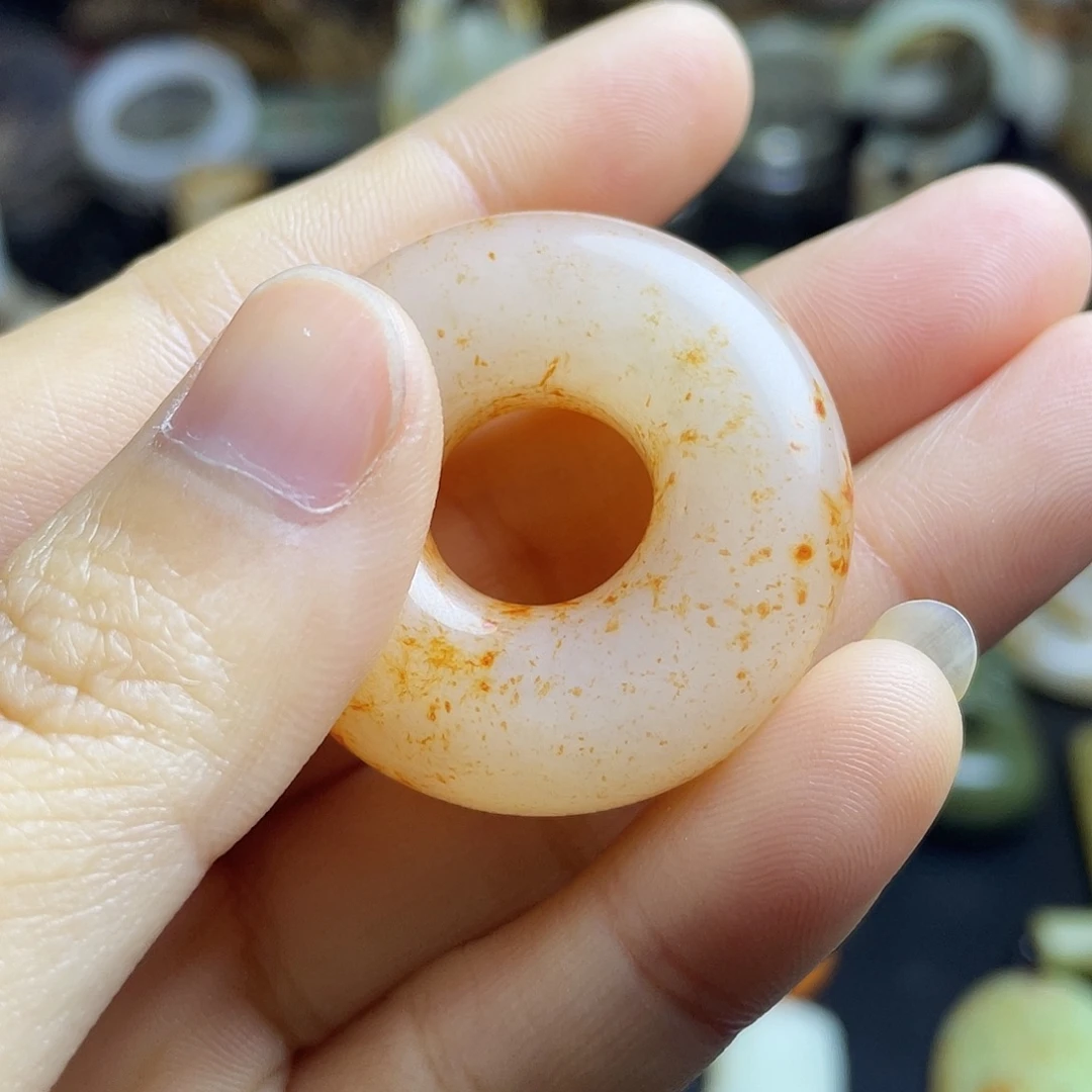 交***官和田玉未镶嵌颈饰