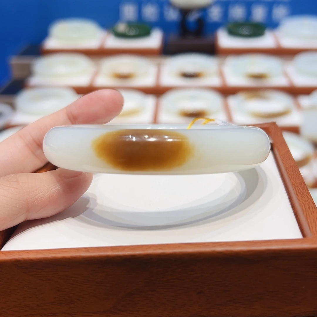 和田玉未镶嵌手镯一口糖5758