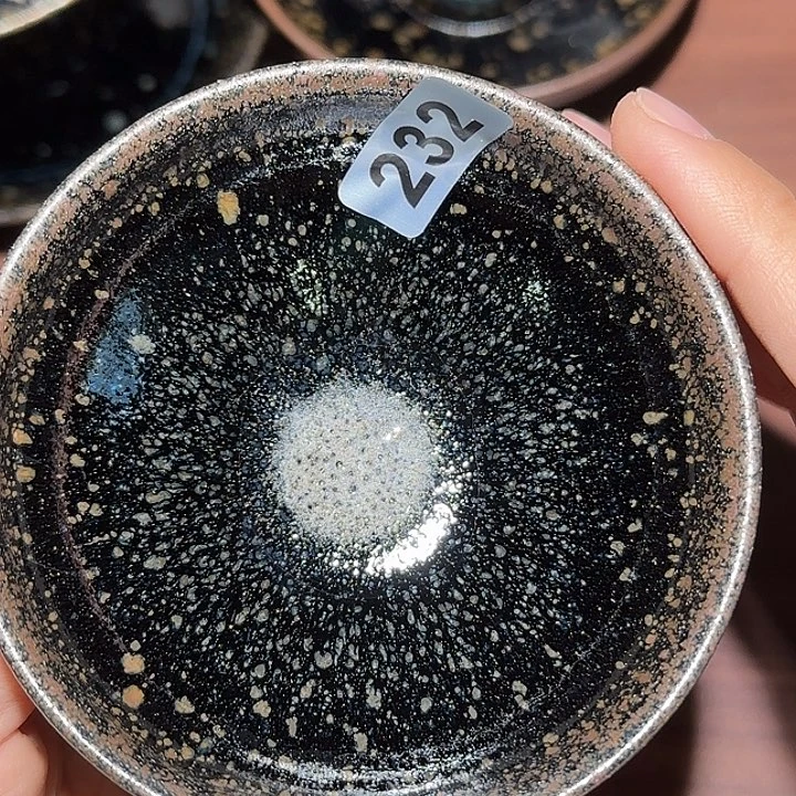 茶盏只有一天是真的开心快乐过