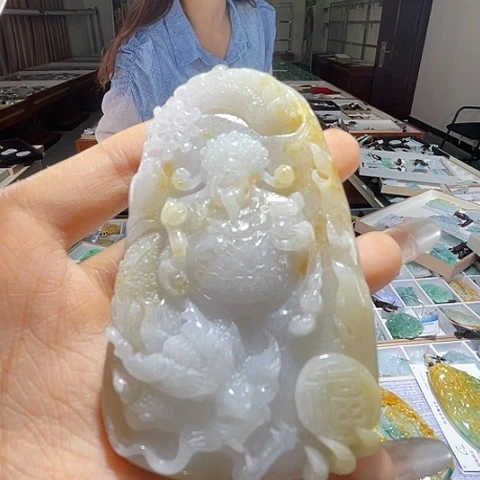 翡翠未镶嵌颈饰一个