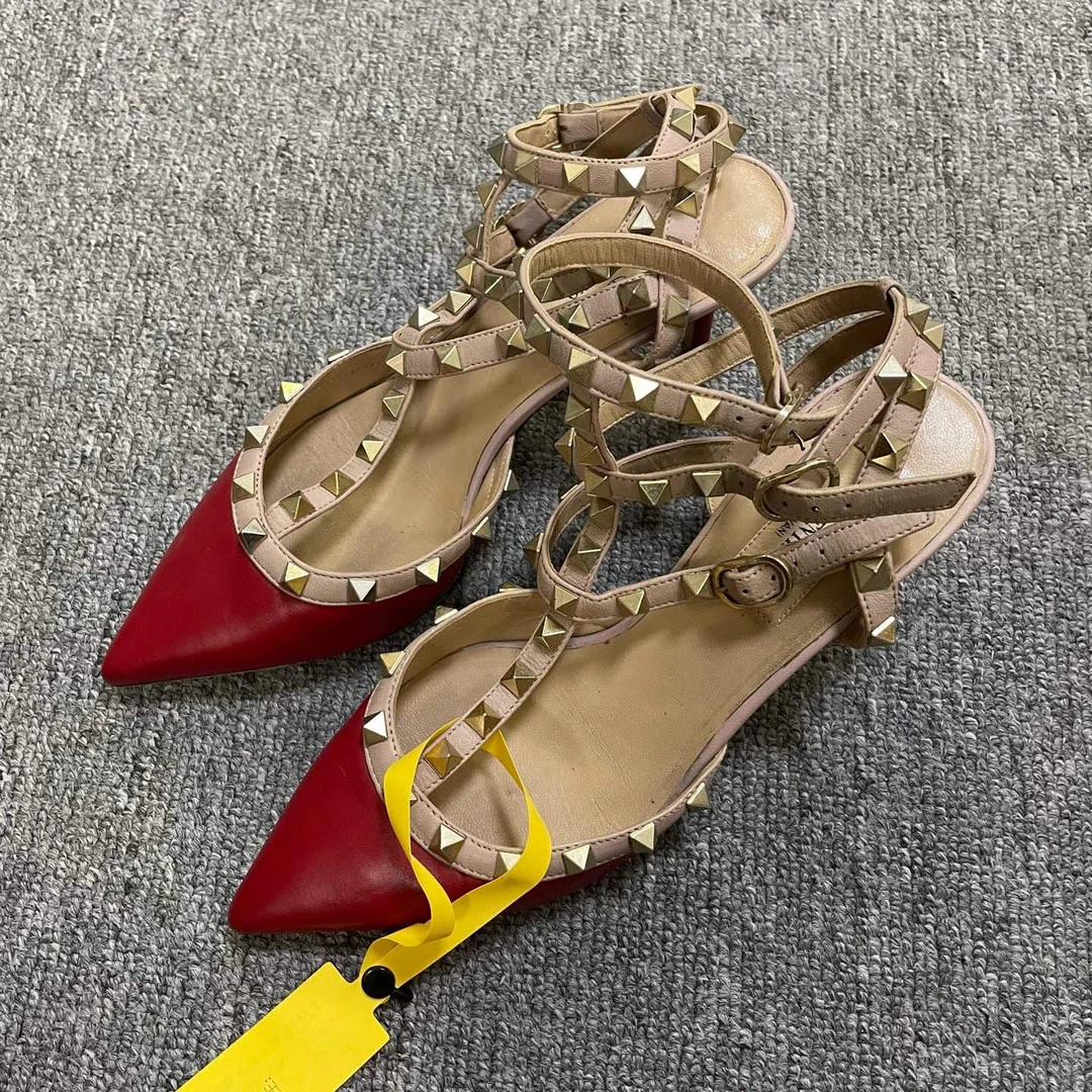 95新 Valentino/华伦天奴 铆钉装饰尖头搭扣细跟高跟鞋37码/11173