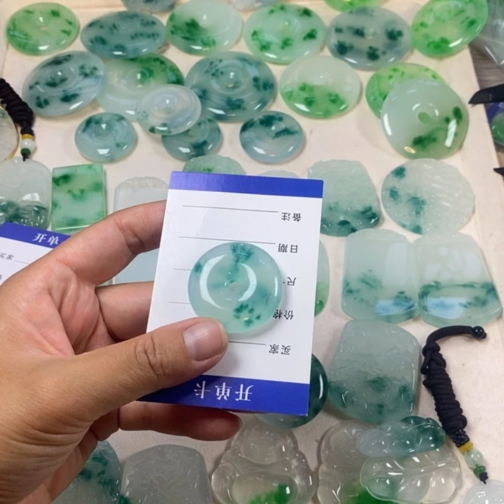 এ***1翡翠未镶嵌颈饰平安扣