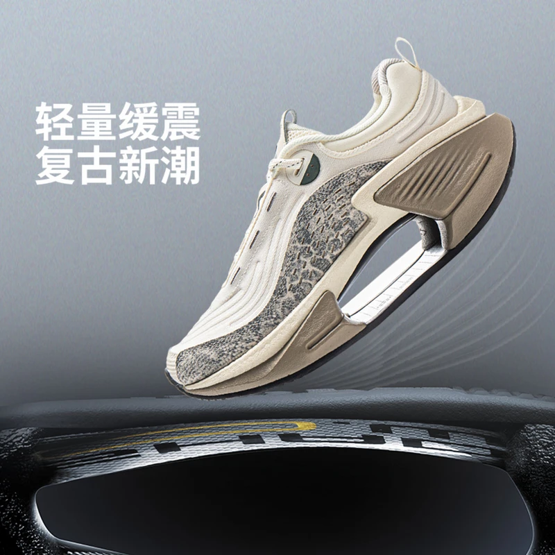 【2025新品】中国李宁绝影VTG女子反光轻量高回弹潮流运动鞋AZGV104