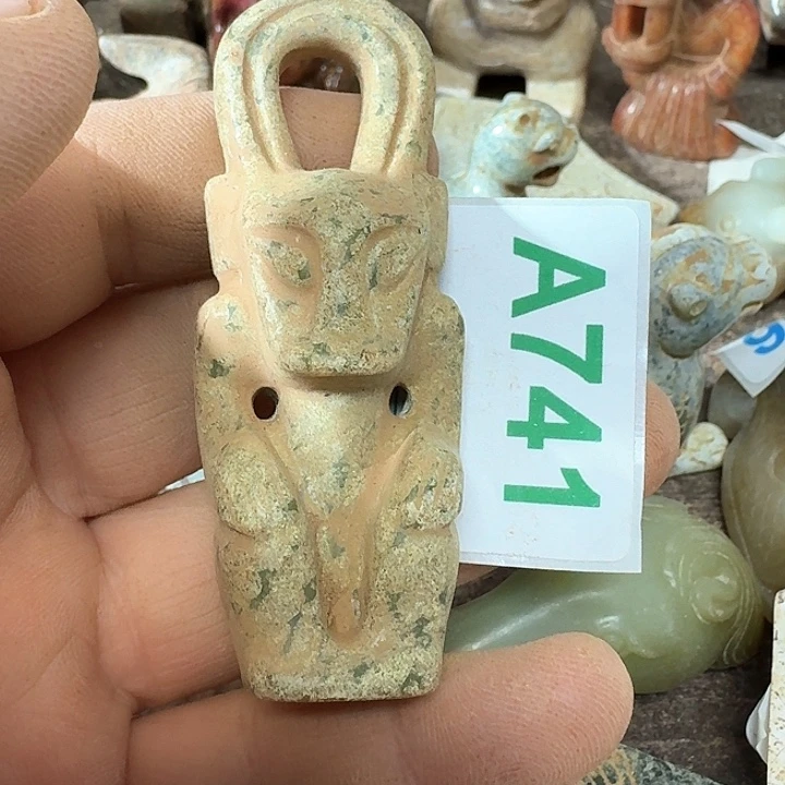 蛇纹石玉颈饰未镶嵌