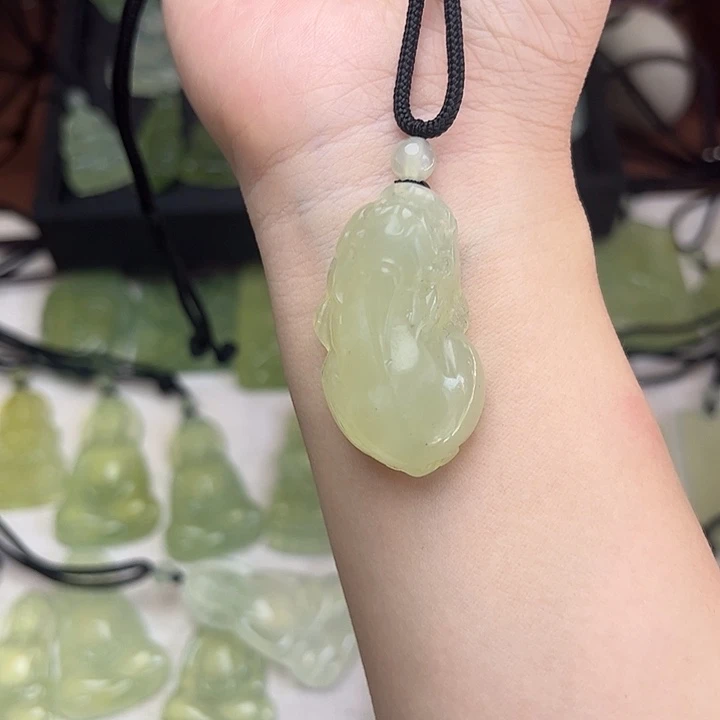 未镶嵌岫玉颈饰吊坠