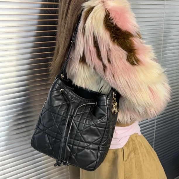 95新 DIOR/迪奥 在售款黑色caro抽绳水桶单肩包amr